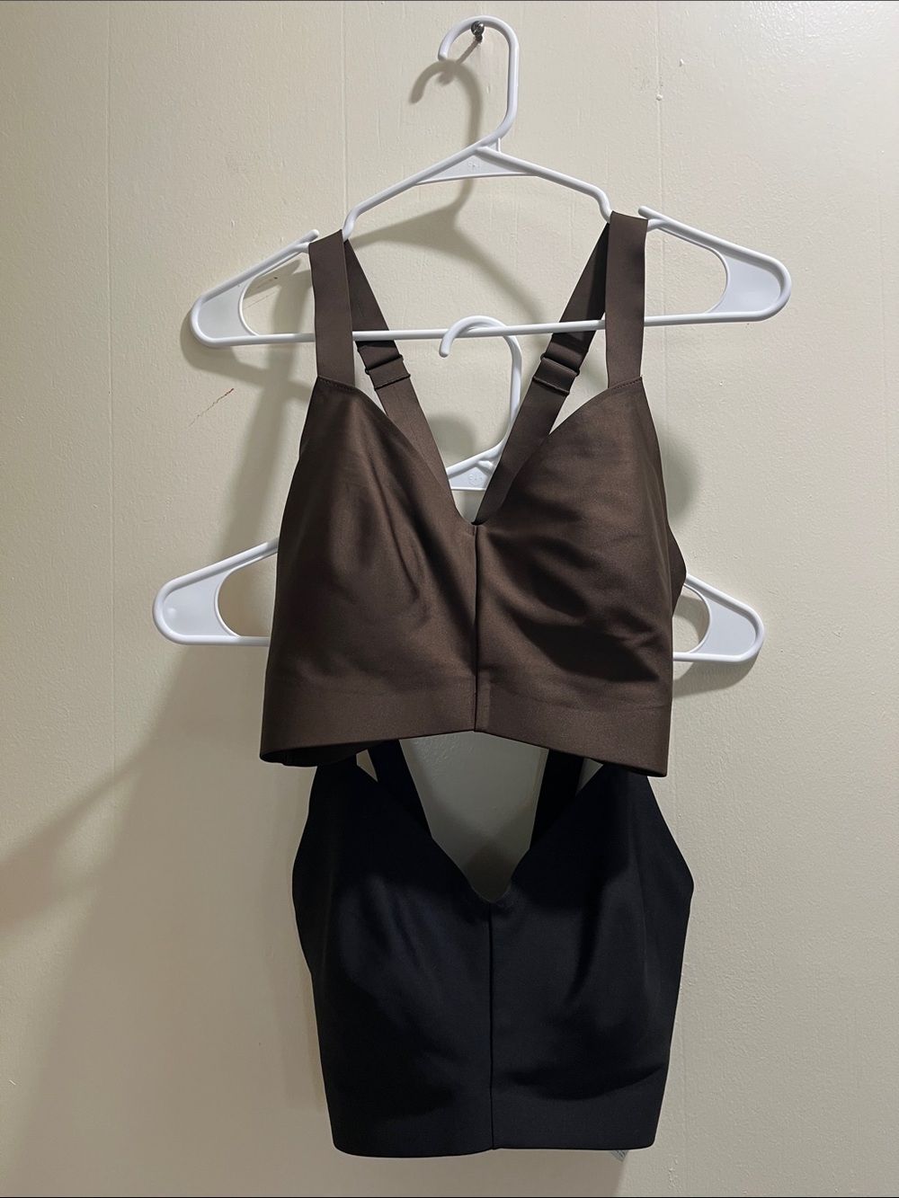 Alo two Women’s Yoga Airlift Strength Bras (L) in black & brown